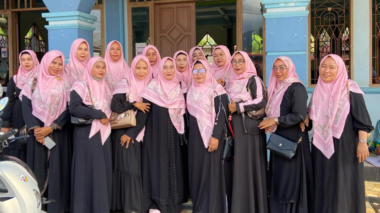 Ketua TP-PKK Desa Munte bersama anggota Majelis Ta'lim Nurul Amin menghadiri Kegiatan Pengajian Rutin Tingkat Kecamatan Tana Lili di Desa Patila