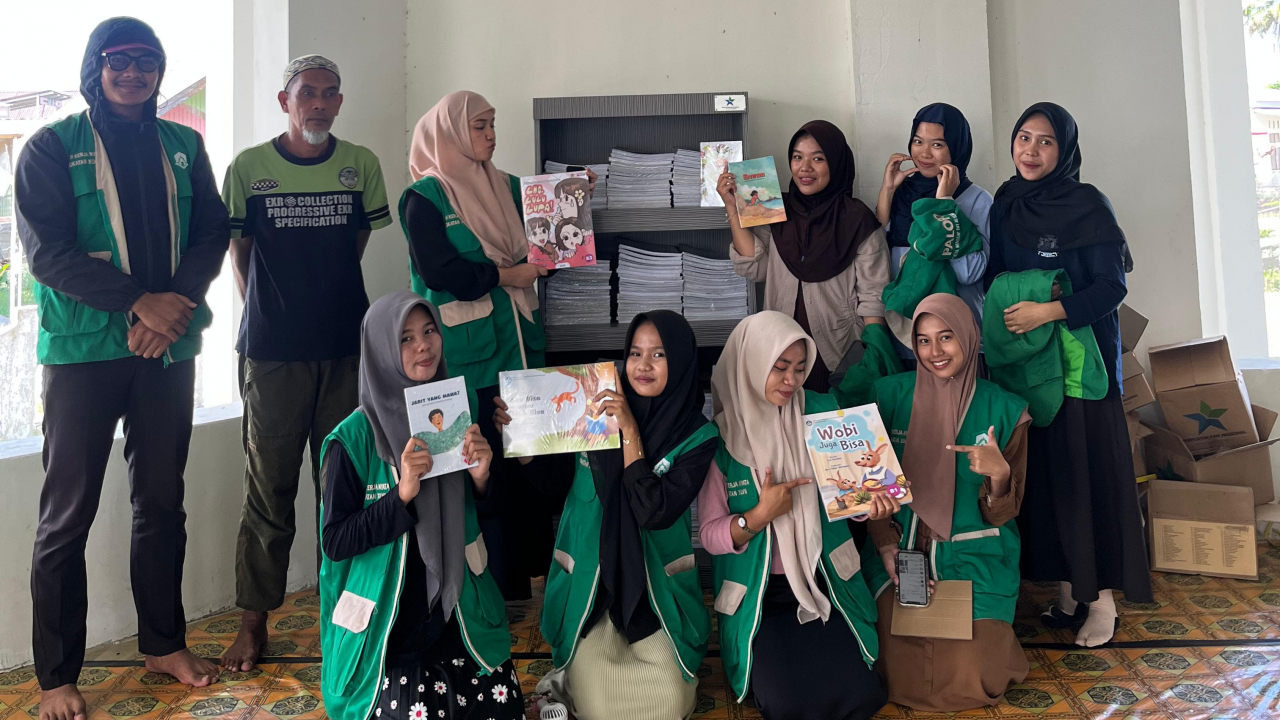 Mahasiswa UIN Palopo Posko 98 Menyusun Buku Di Masjid Nurul Amin Desa Munte